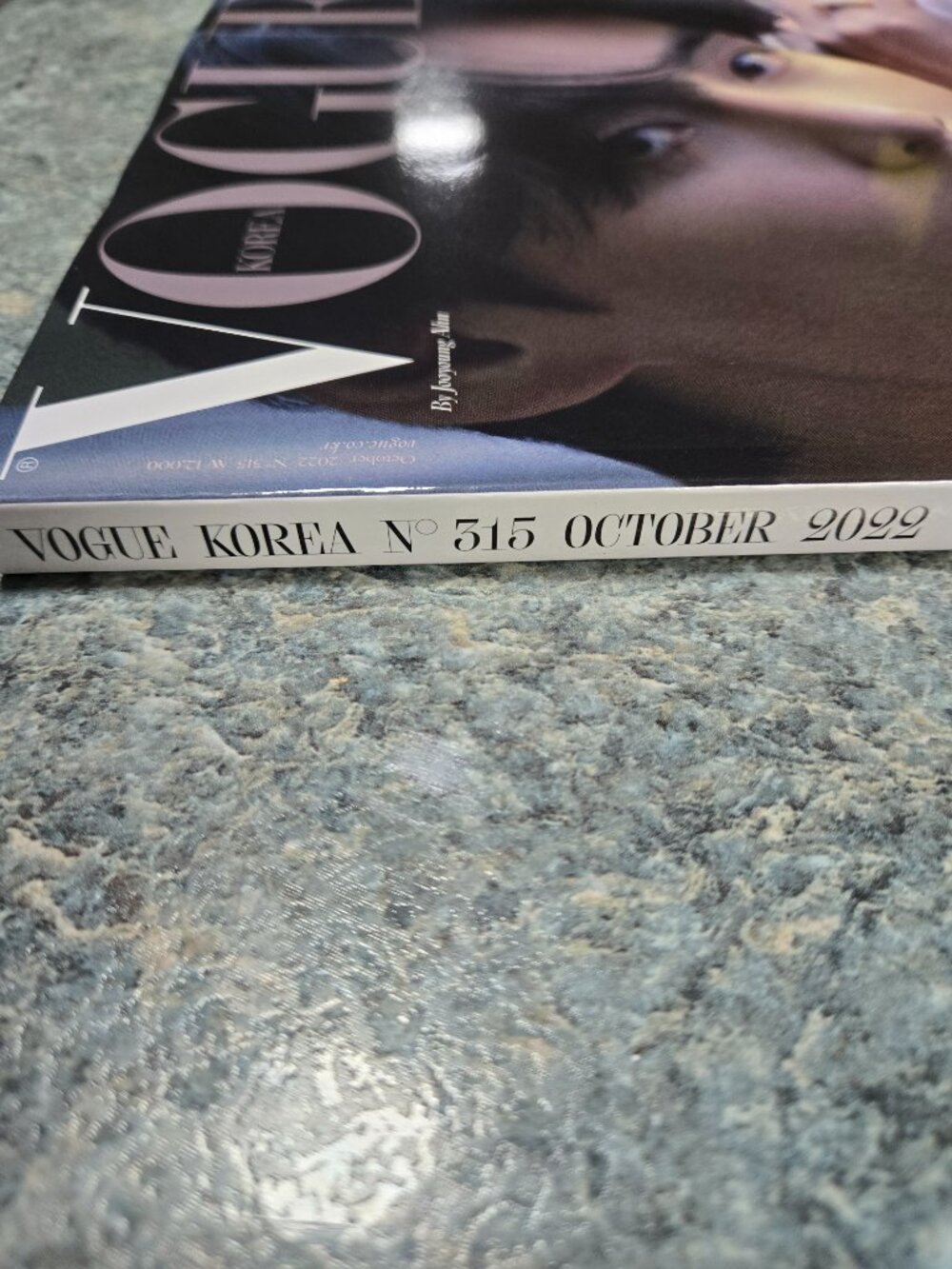 Vogue Korea BTS V (Kim Taehyung of BTS) Cover Magazine No. 315 October 2022-New - Picture 3 of 3